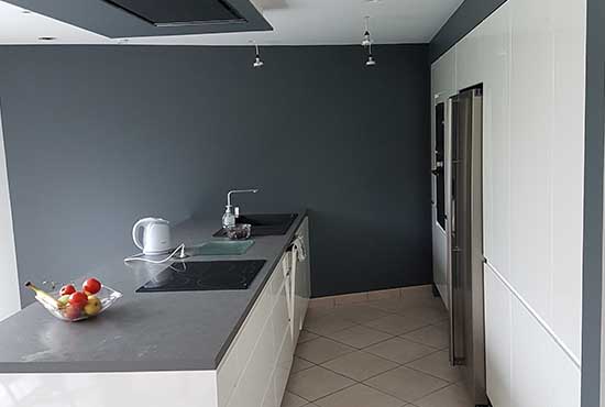Cuisine dont le mur a été repeint