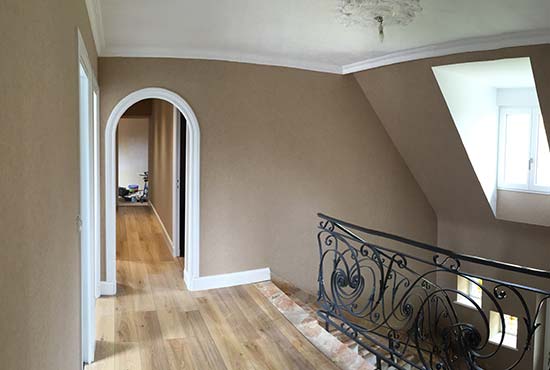 Escalier dont le mur a été tapissé