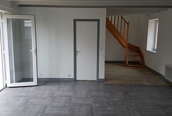 Salle vide avec le revêtement fraîchement posé