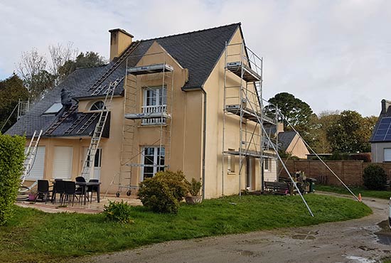 Maison dont la façade va être repeinte
